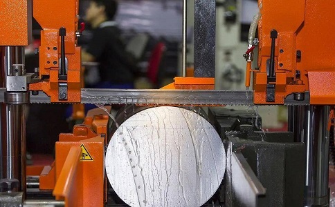 佛冈立式金属带锯床切削出现跑带故障解决方法！